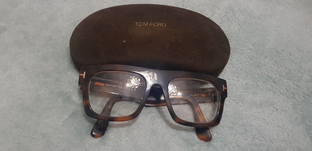 Tom Ford com graduação tartaruga