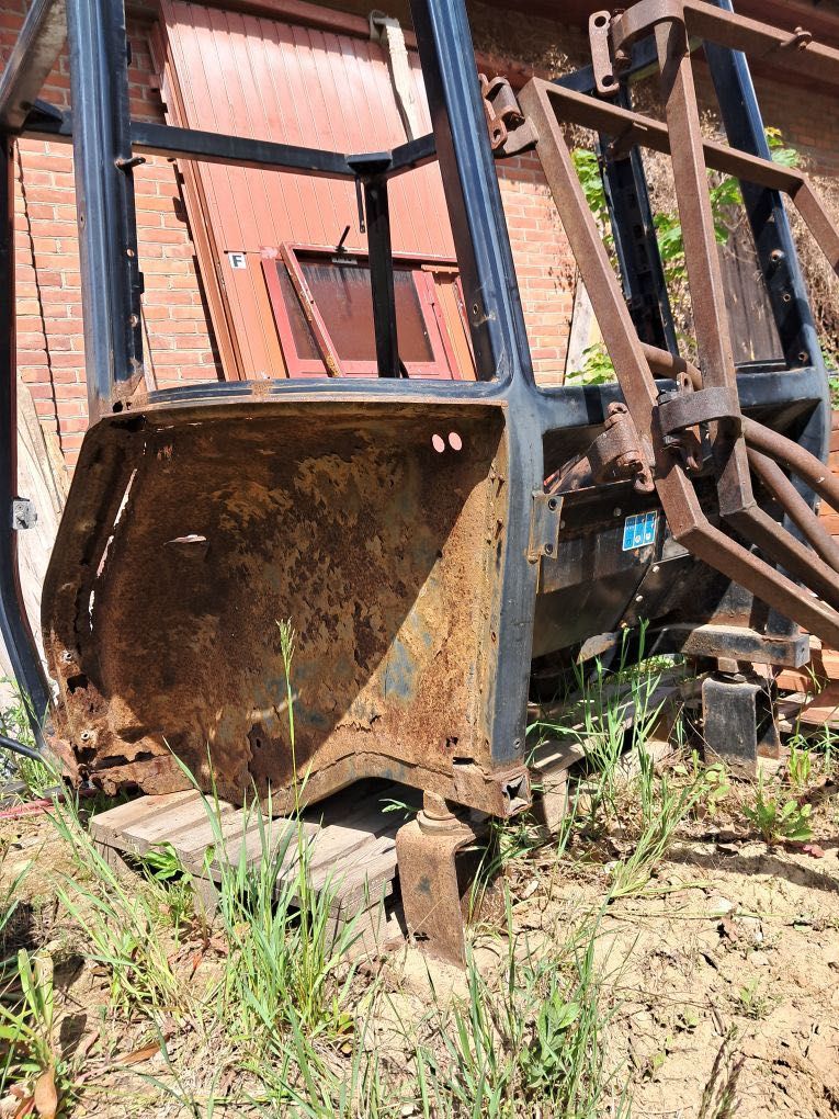 Kabina Massey Ferguson i części składowe