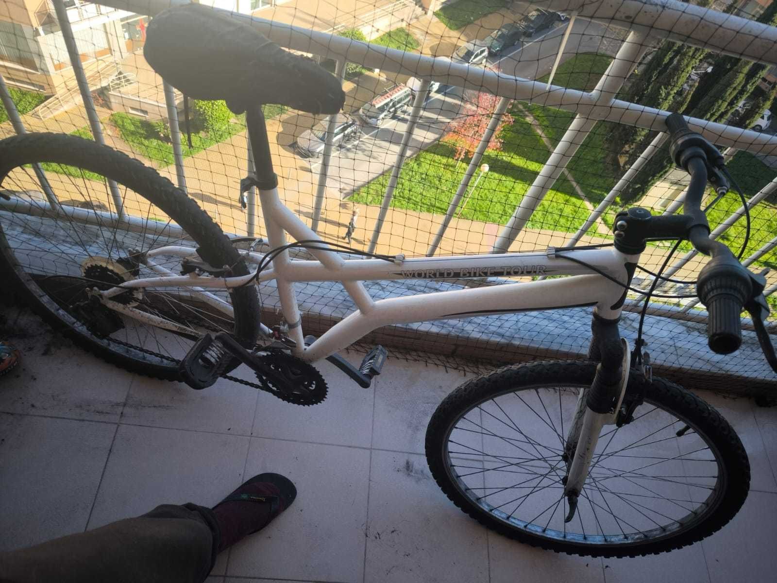 Duas bicicletas (pouco uso)