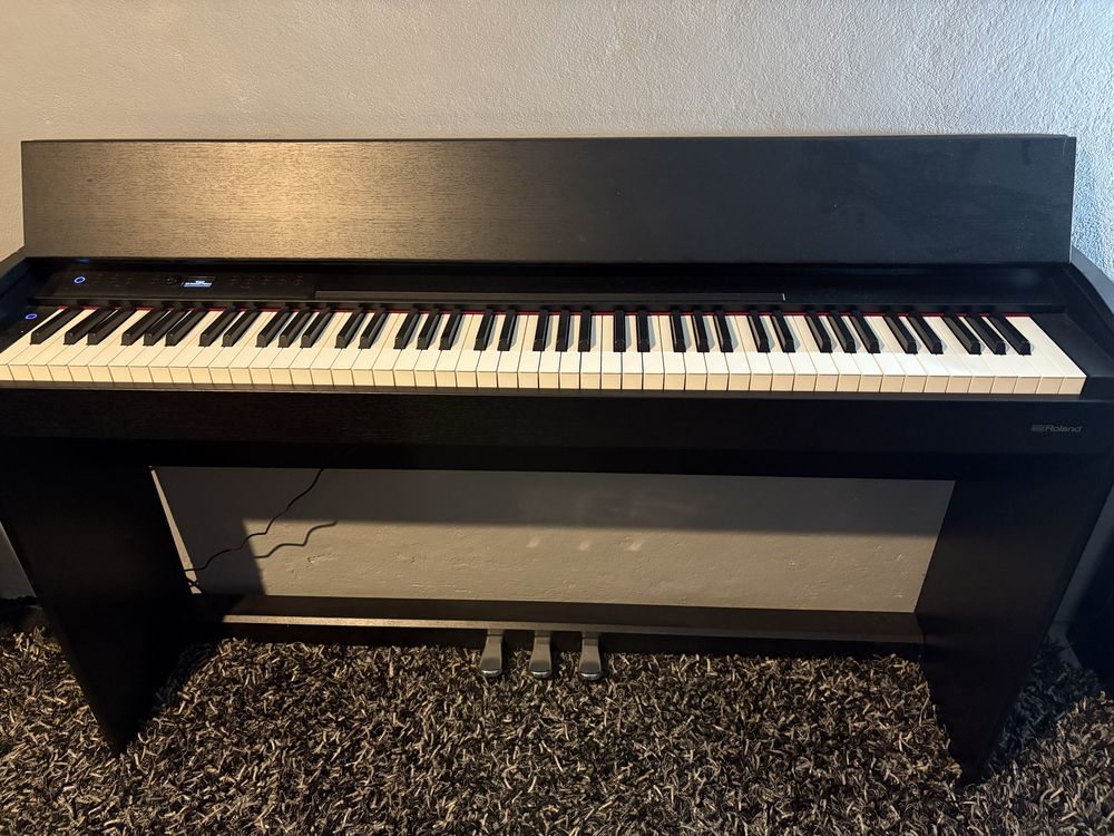 Piano Roland F701