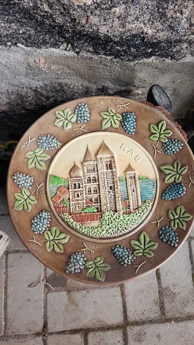 Ceramiczny talerz ozdobny do powieszenia na ścianie