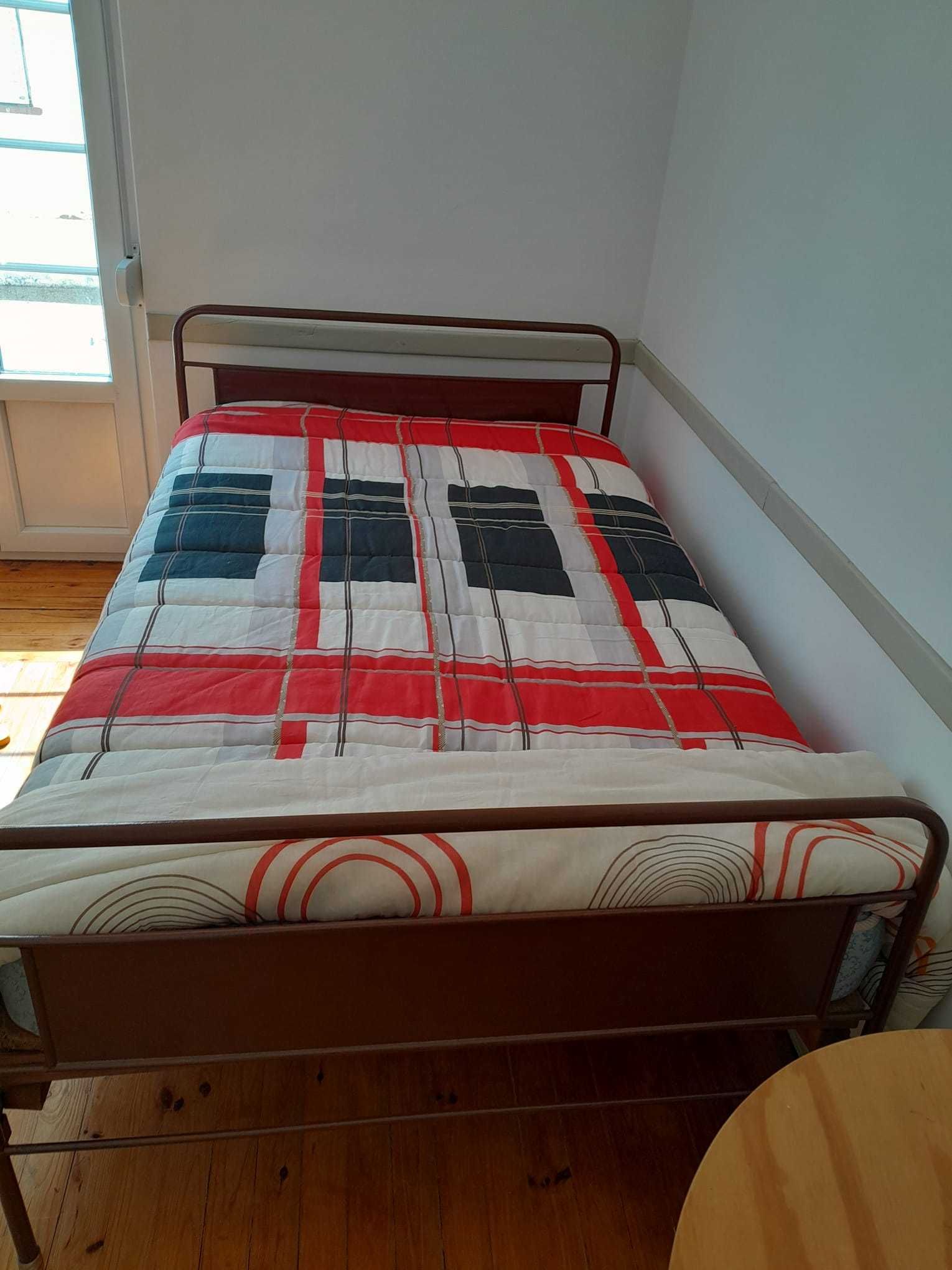 Cama em bom estado com colchão medidas 1, 83 x 1,18