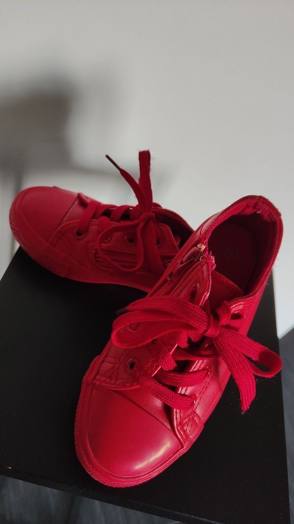 Czerwone skórzane buty chłopięce trampki 28 wkładka  18- 18,5 cm