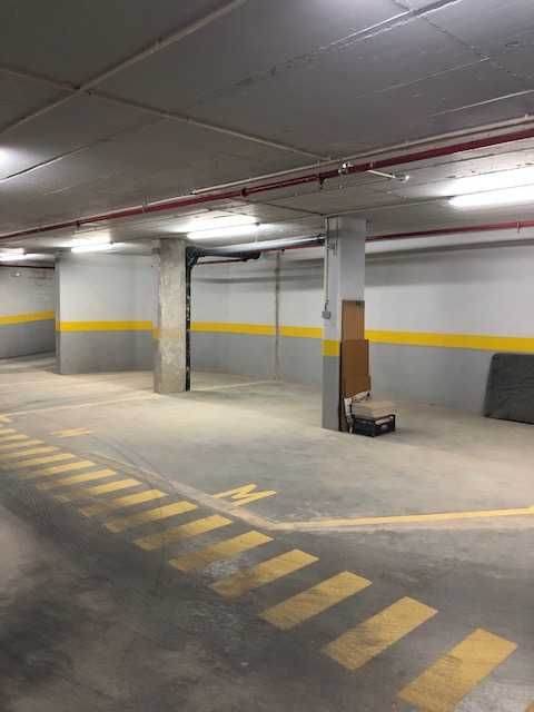 Aluga-se lugar de estacionamento duplo ou simples, em garagem