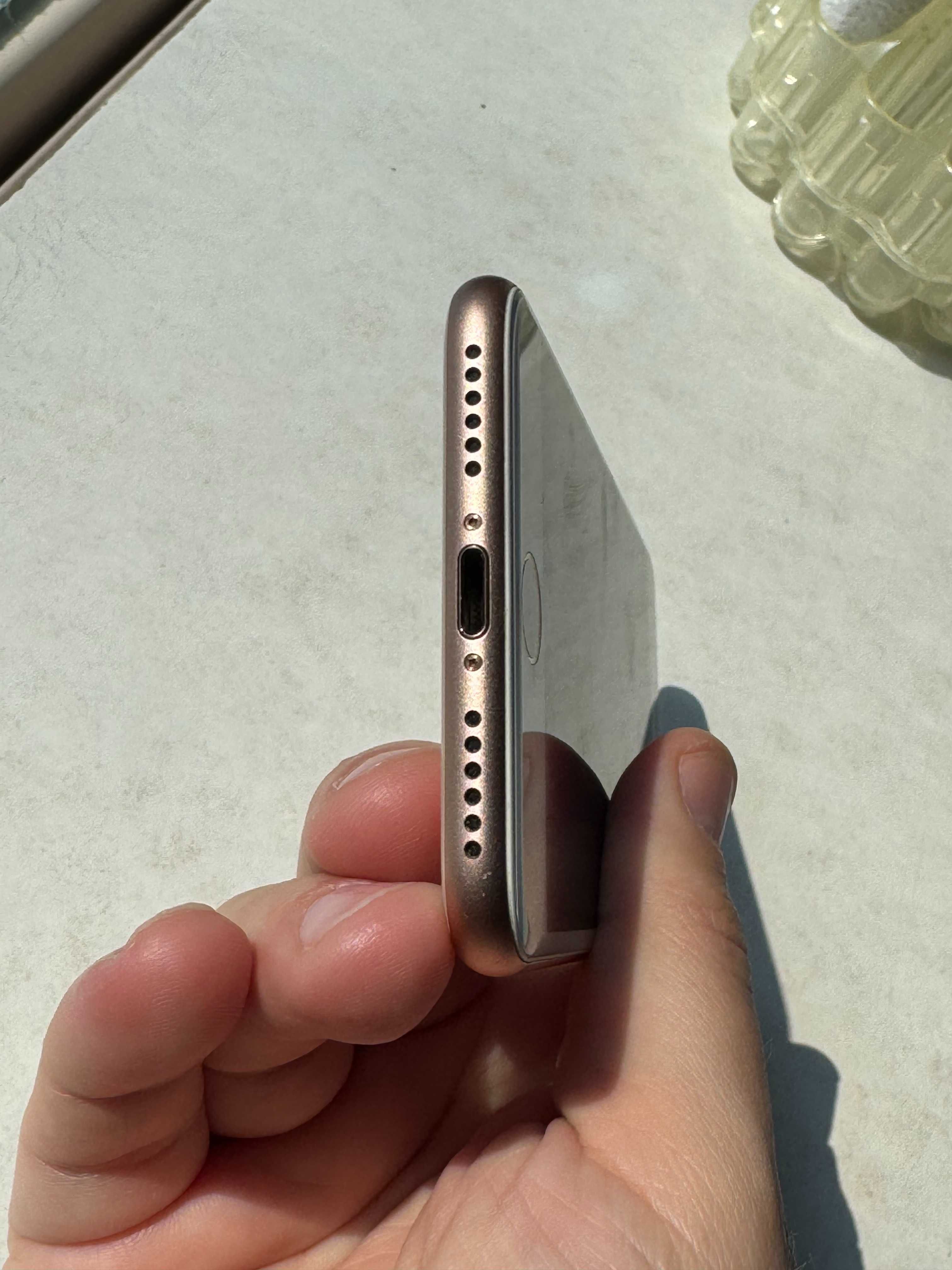 Продається Apple iPhone 8 на 64 Gb в кольорі Rose Gold