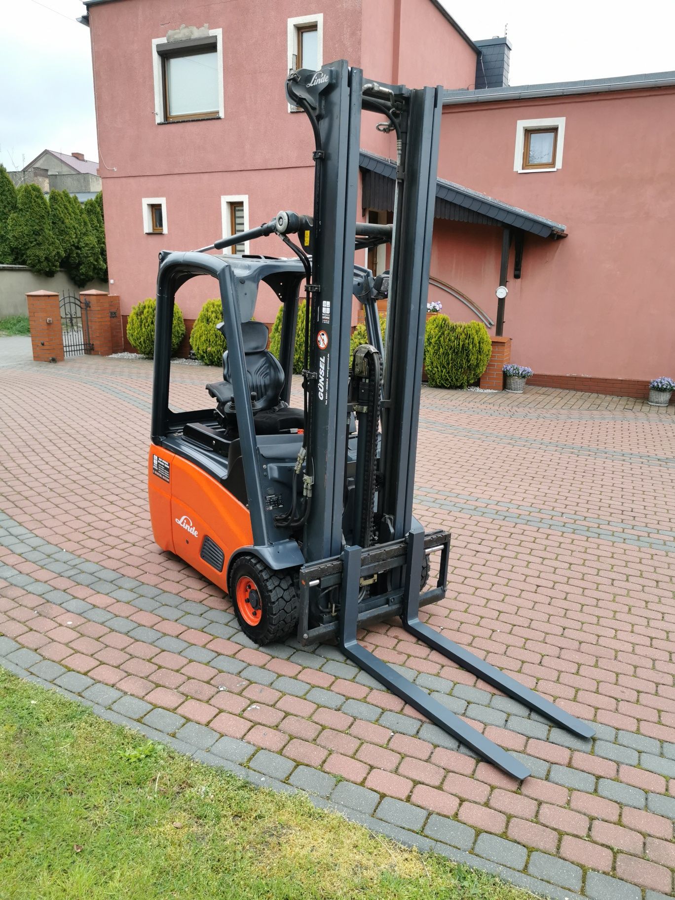 Wózek widłowy elektryczny triplex Linde E16 2013r 6m  widlak