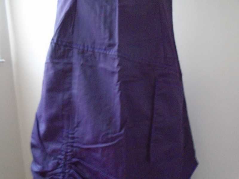 Vestido corte assimétrico com saia dupla/sobreposta