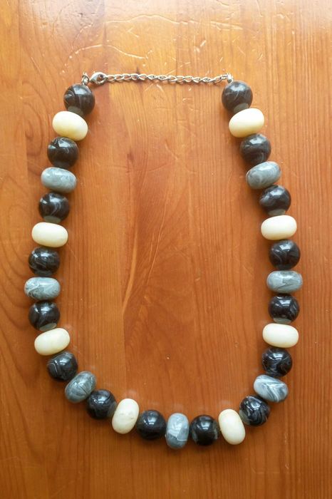 Lekki naszyjnik z dużych korali / sztuczna biżuteria.