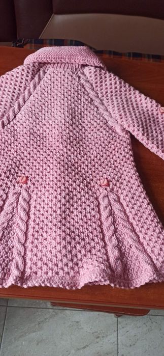 Вязаное пальто с шапочкой для девочки.