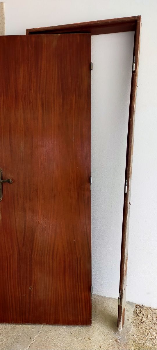 Porta com aro em madeira