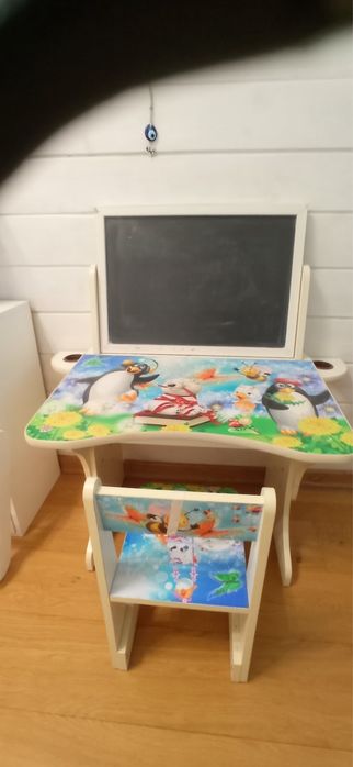 Детский столик с доской и стульчик