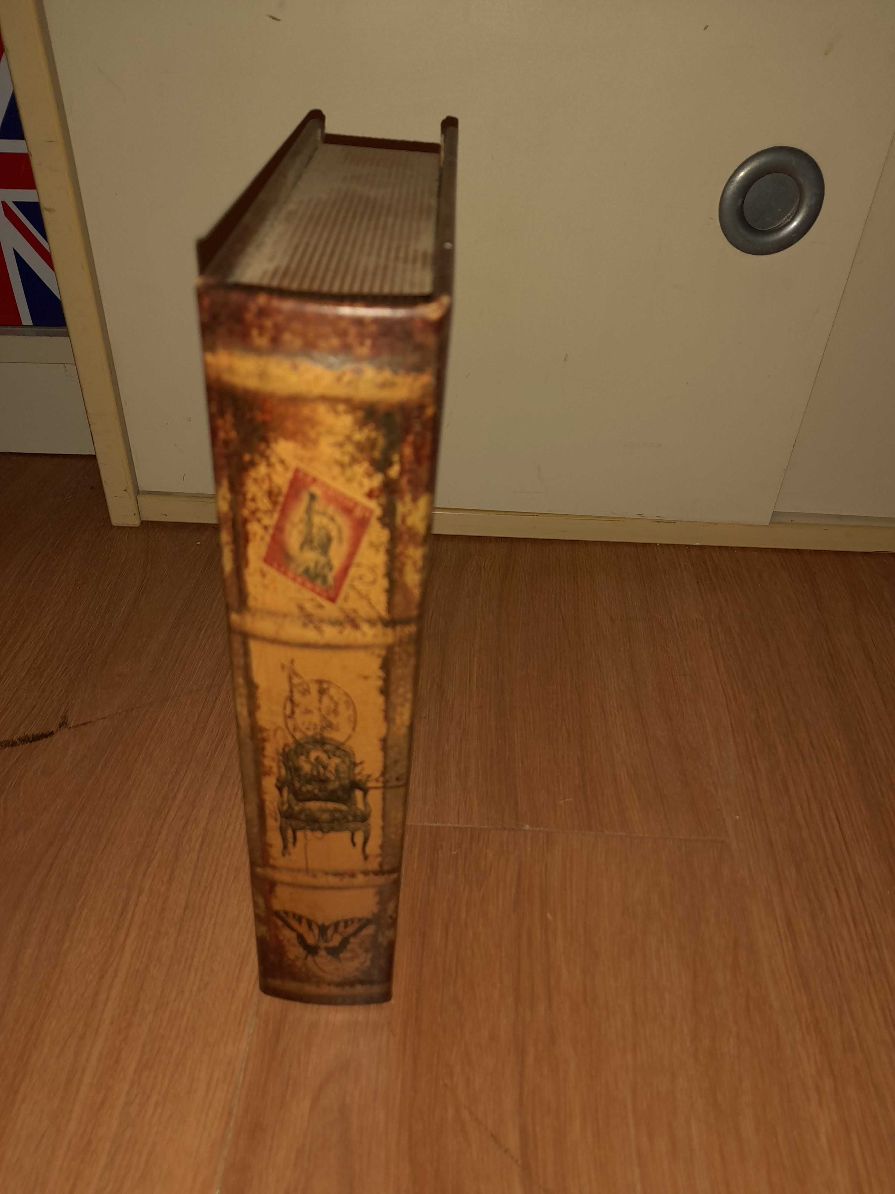 Caixa Livro em madeira.  Cadeirão Barroco  . Arrumação e decoroação