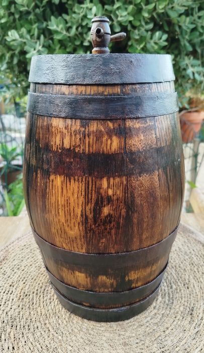 Pipa de madeira original com suporte.