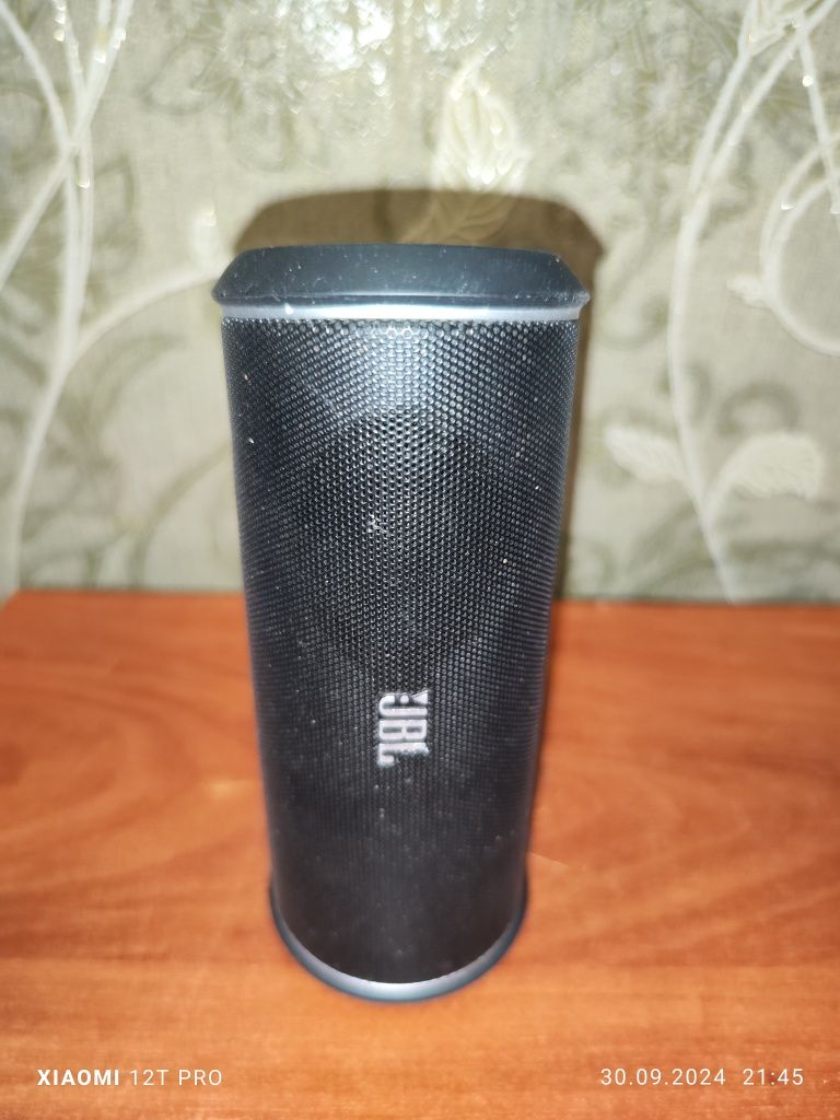 Продам мини колонку JBL