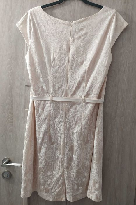 Koronkowa sukienka 48