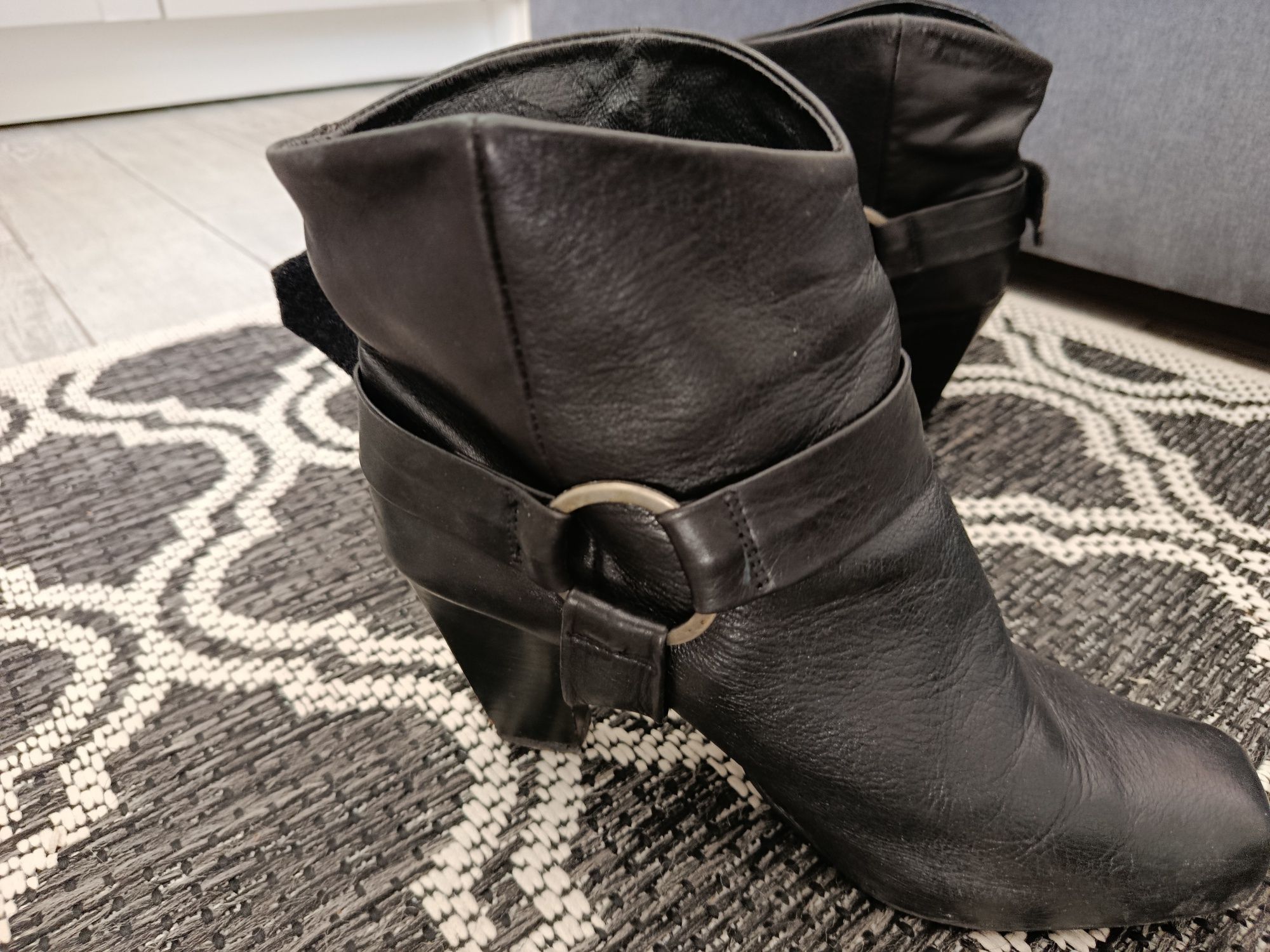 Botins em pele pretos