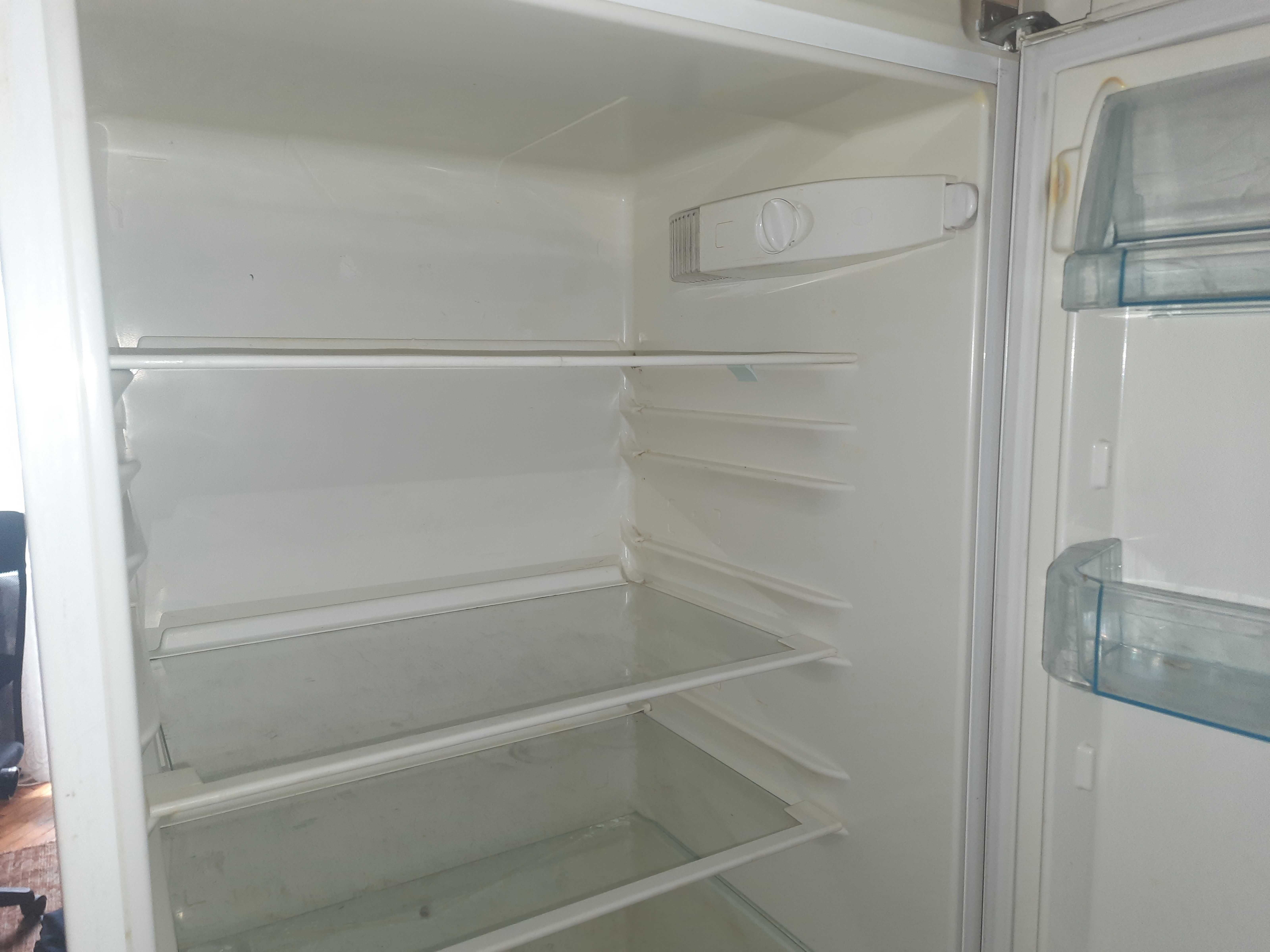 Холодильник Electrolux ERB36003W8