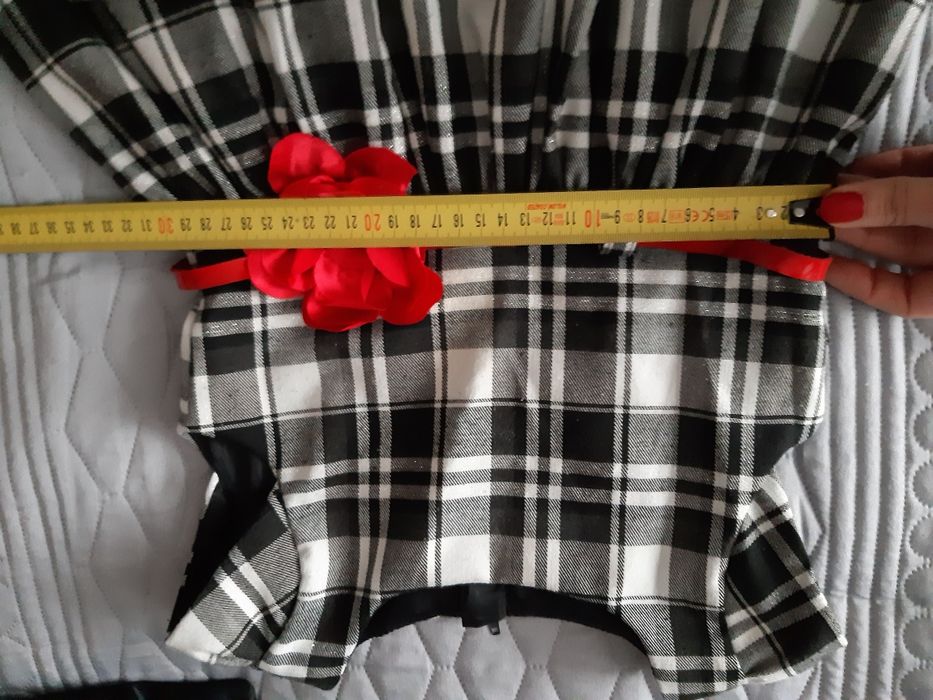Piękna sukienka w rozmiarze 110 cm w kratkę dla dziewczynki