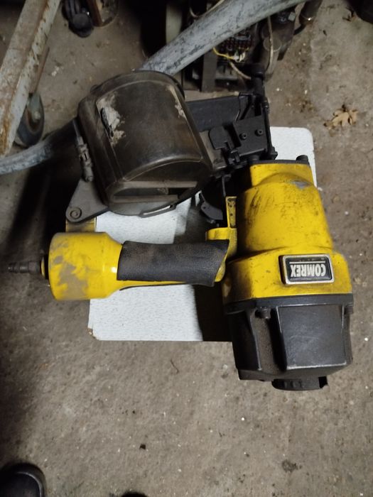 Gwoździarka pneumatyczna uszkodzona