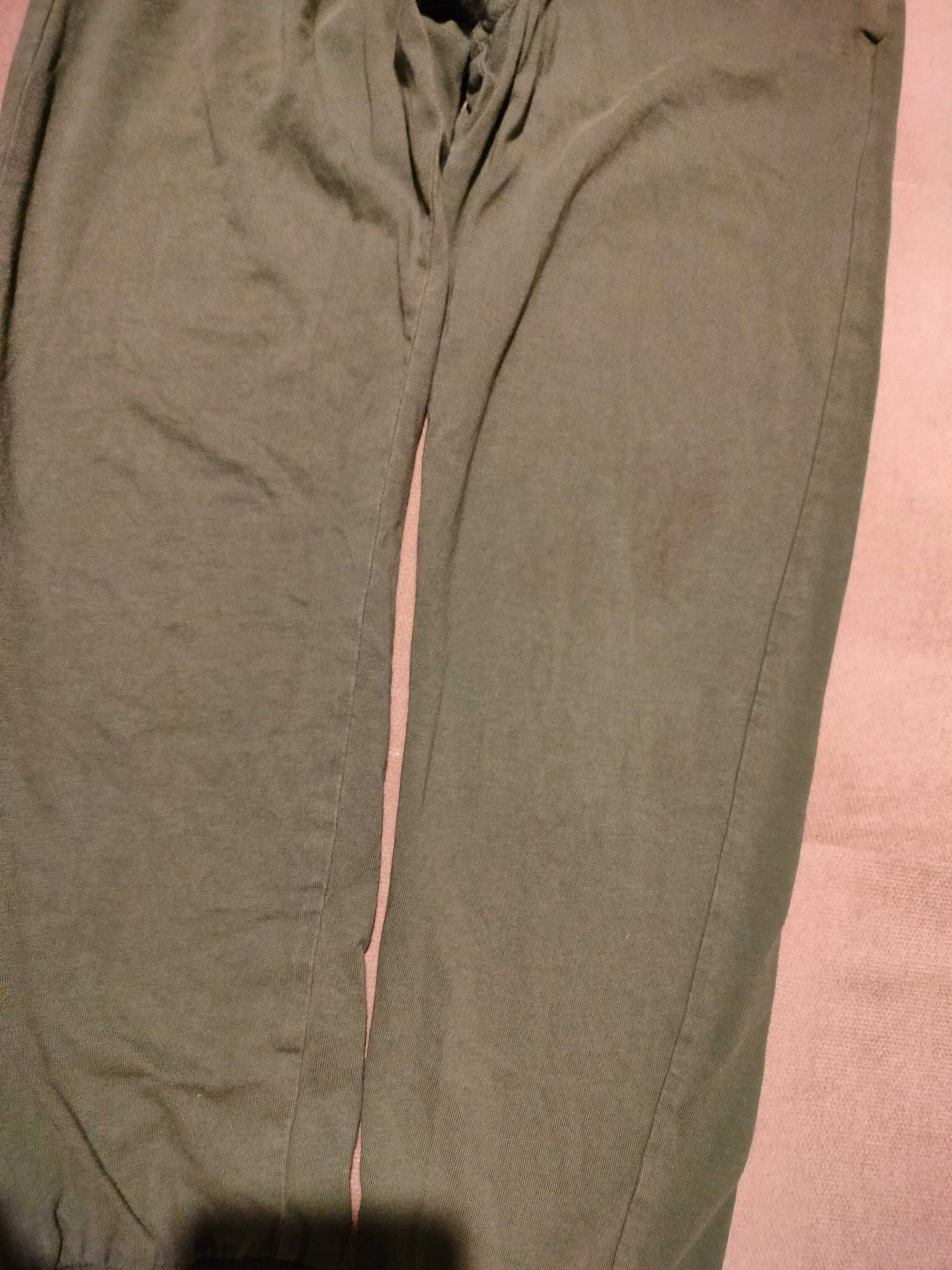 Zielone spodnie dresowe chłopięce H&M 134 cm