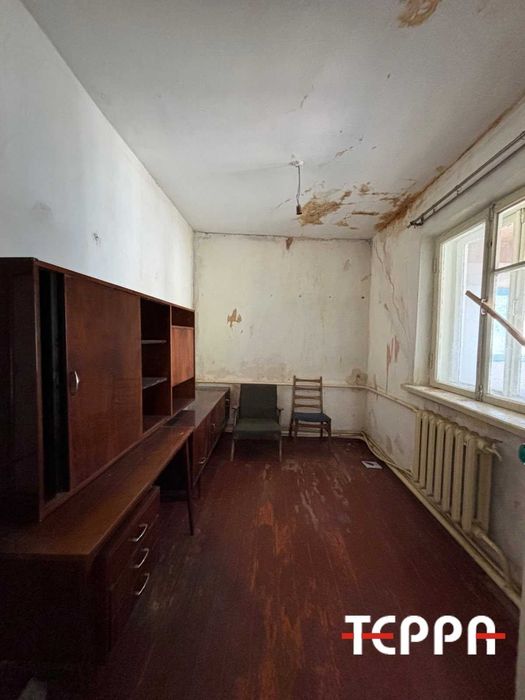 Продаж будинку, 4 окремі кімнати, Тепличне