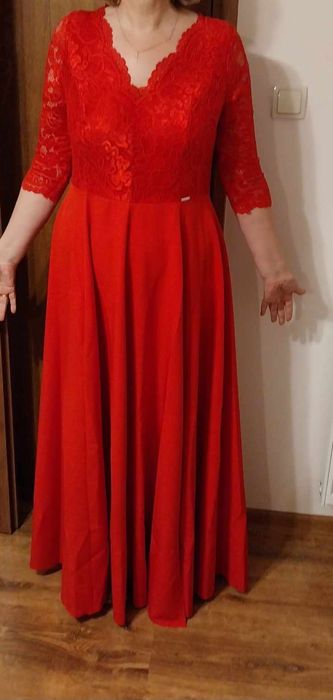 Czerwona koronkowa sukienka