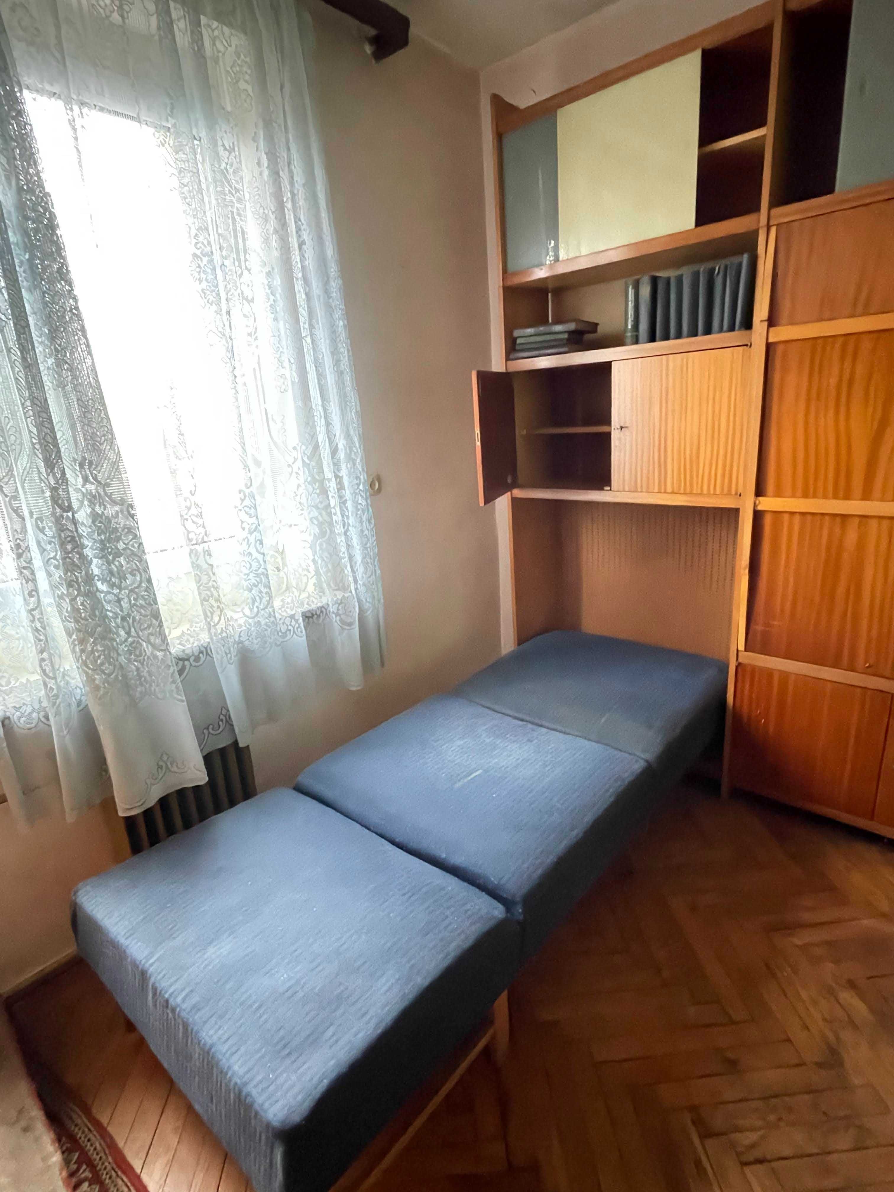 meblościanka "Kowalskich" z tapczanami PRL