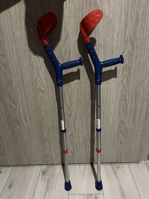 Kule łokciowe z potrójną regulacją dla dzieci