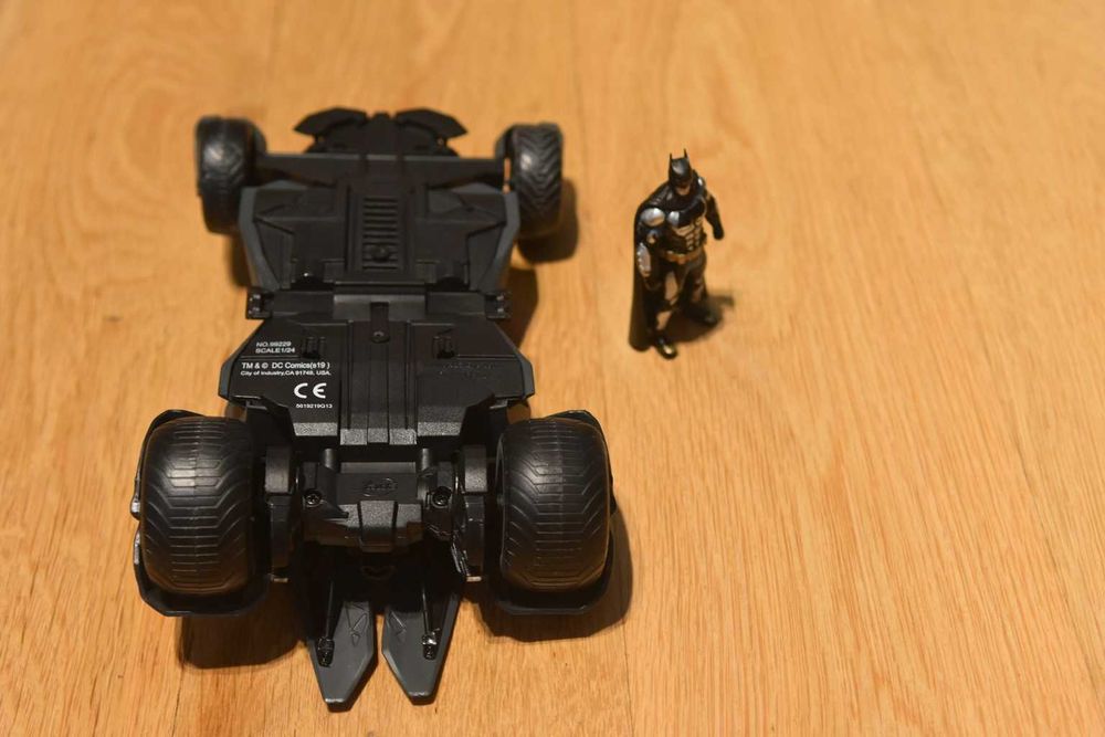 Batmobile Justice League Diecast 1/24 z figurką Batman od Jada Toys!!!