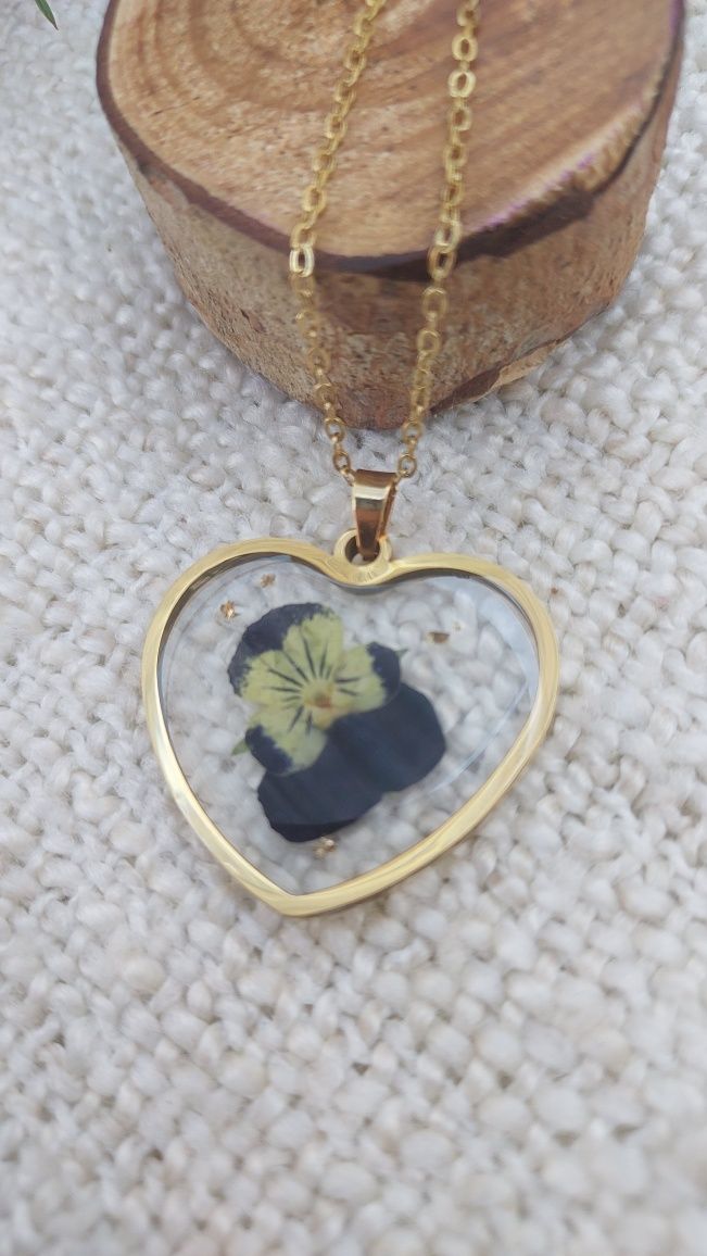Colar aço inoxidável dourado com coração de flor em resina