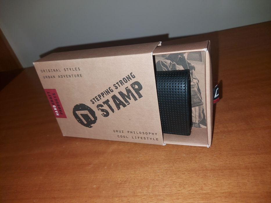 Carteira de pele Stepping Strong Stamp