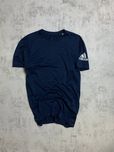 Футболка adidas з логотипом на рукаві — класика спортивного стилю