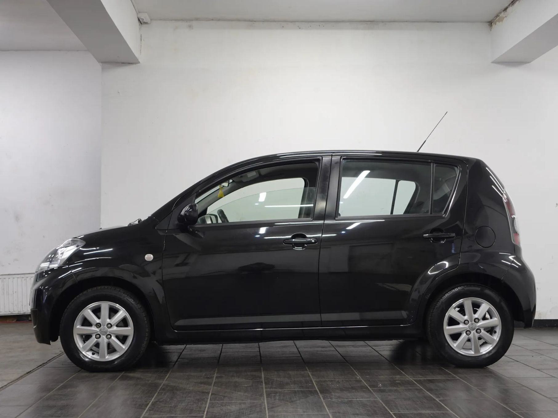 Daihatsu Sirion 1.3i 97PS 4WD KLIMA / Auto z Gwarancją - AUTO BIJAK