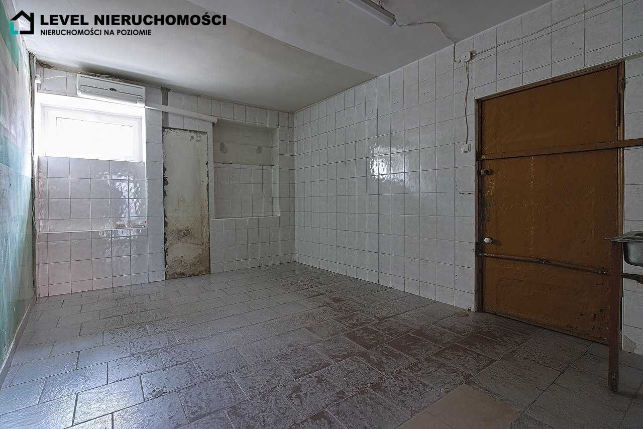 Lokal z witryną na parterze.