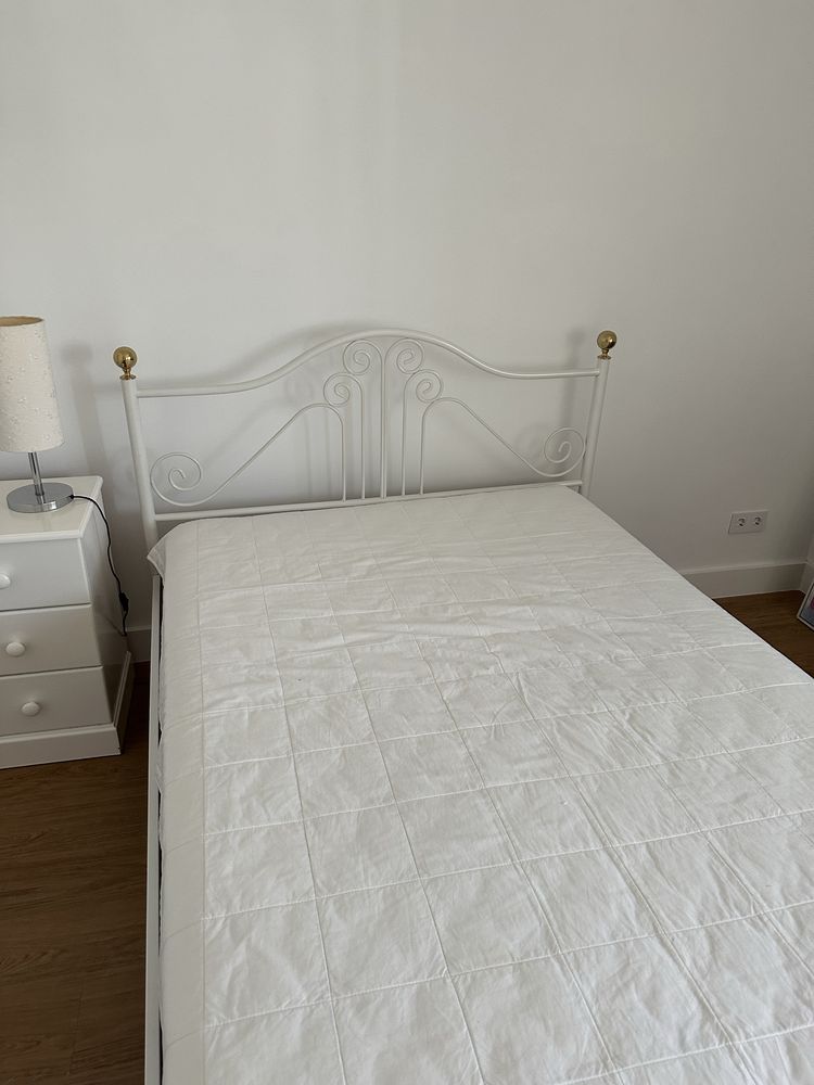 Cama de ferro branca, com estrado, usada