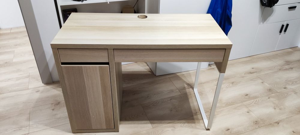 Biurko Ikea Micke
Biurko, imitacja dębu bejcowanego na biało, 105x50 c