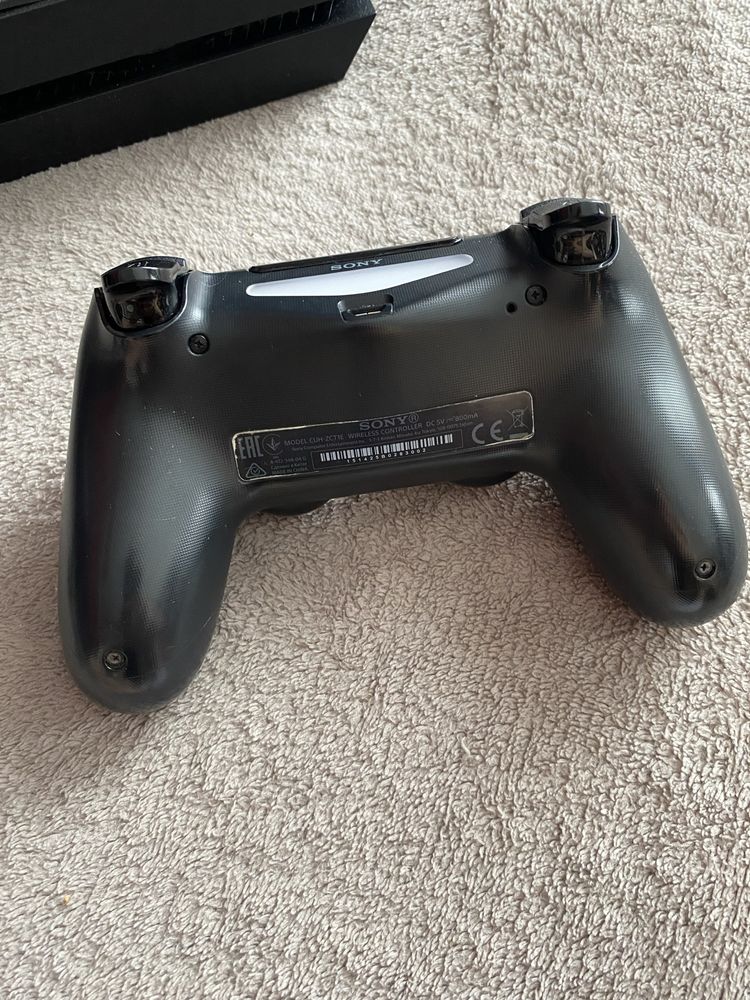 PS4 1 TB + okablowanie + pad | Sony PlayStation