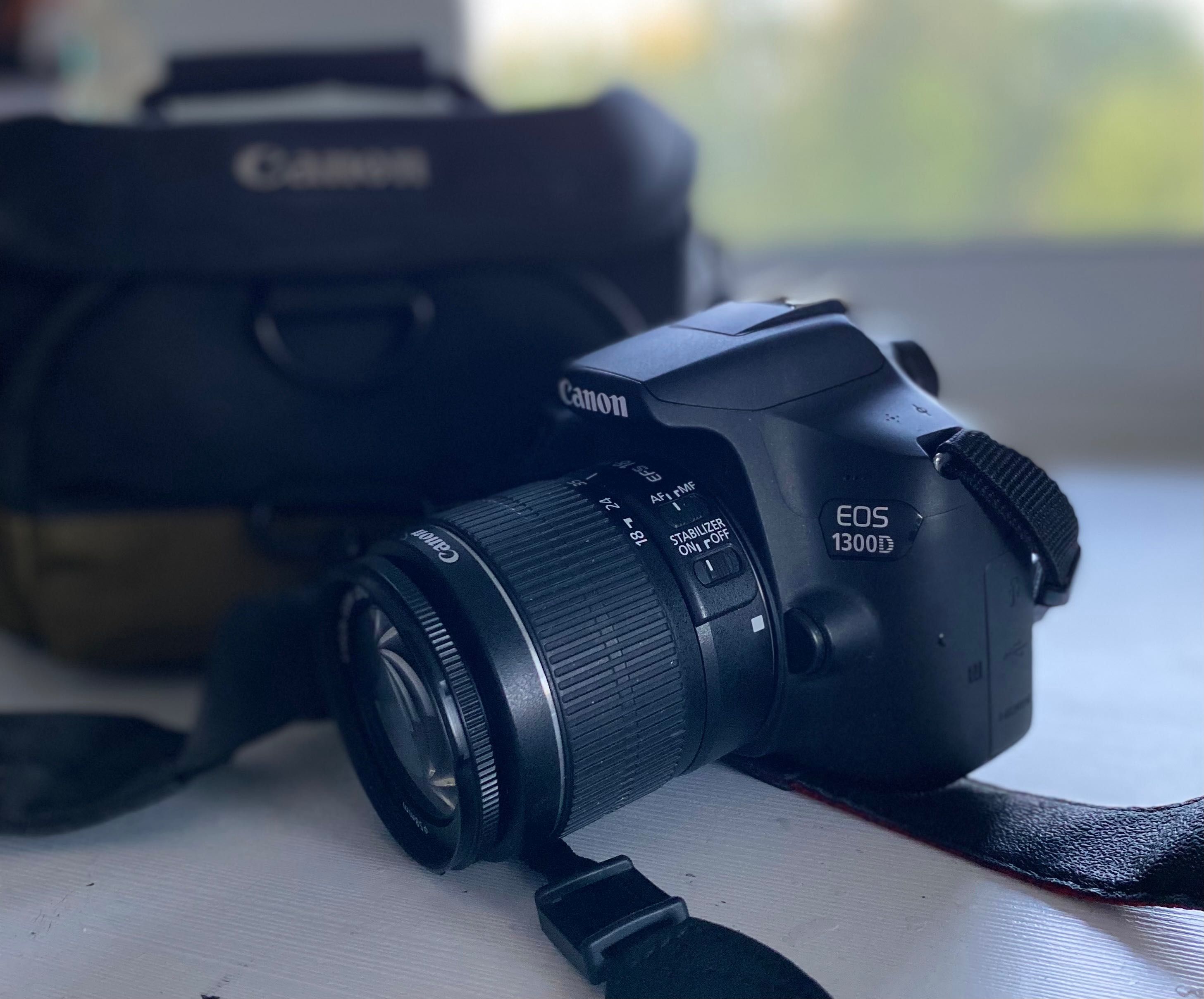 Lustrzanka Canon EOS1300D (korpus+obiektyw+pokrowiec+bateria)