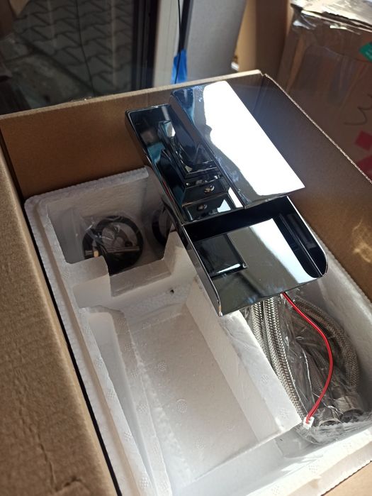 Bateria umywalkowa 18x16cm Wodospad LED, nikiel