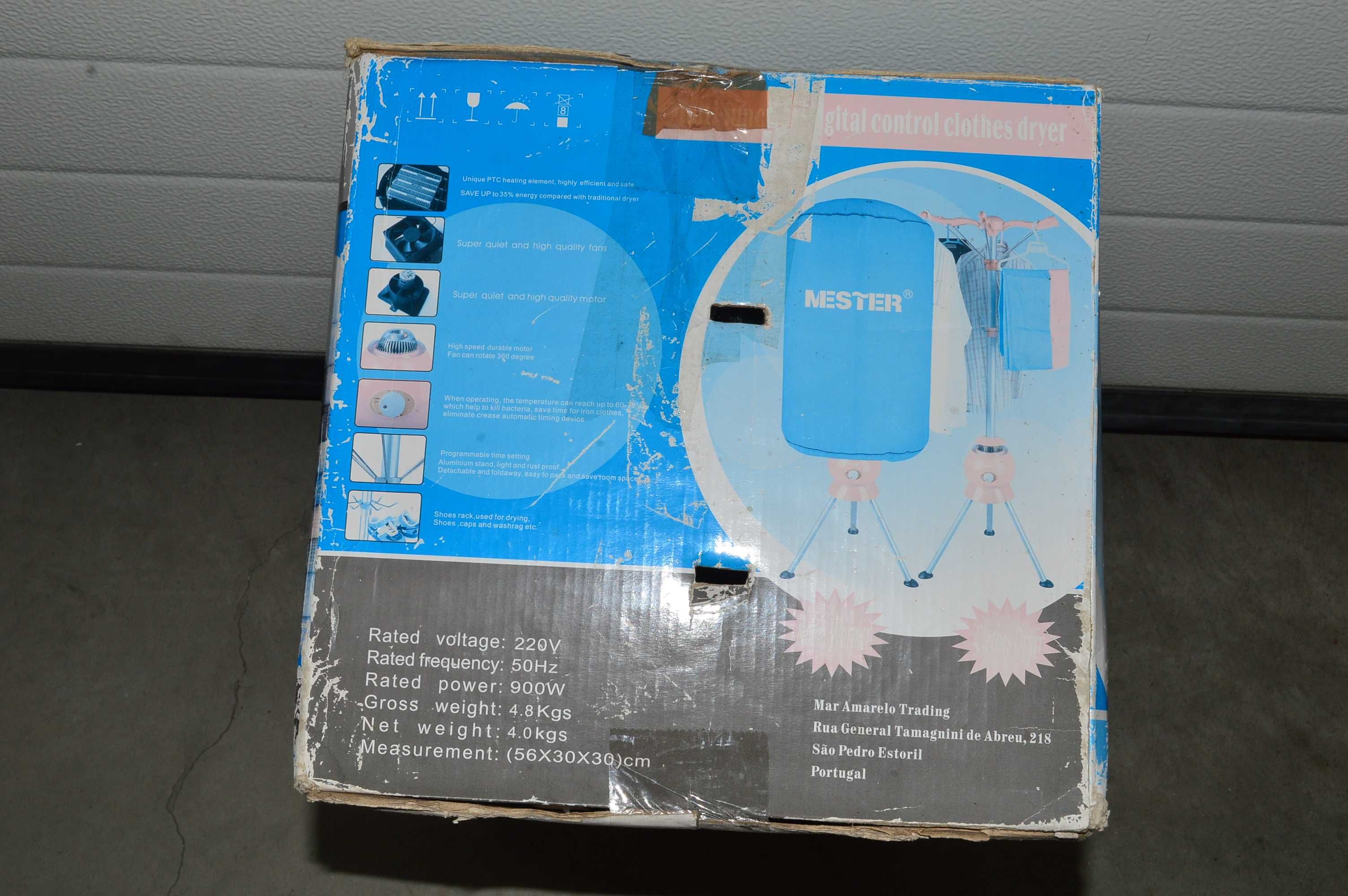 Secador de roupa elétrico e portátil, com potência de 900 W.