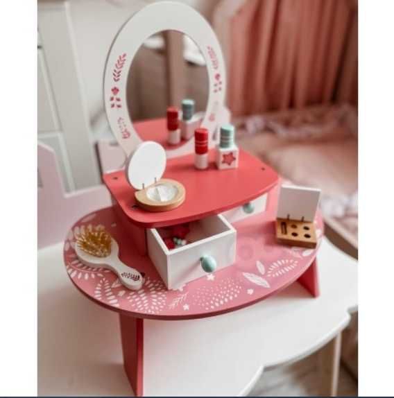 розовий деревьянний туалетний столик для макіяжа
