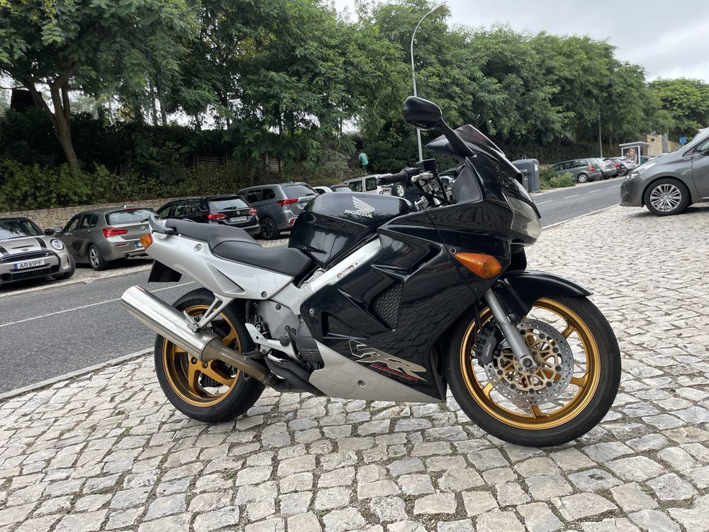Vfr 800 fi 99 bom estado. Ou troco por carrinha