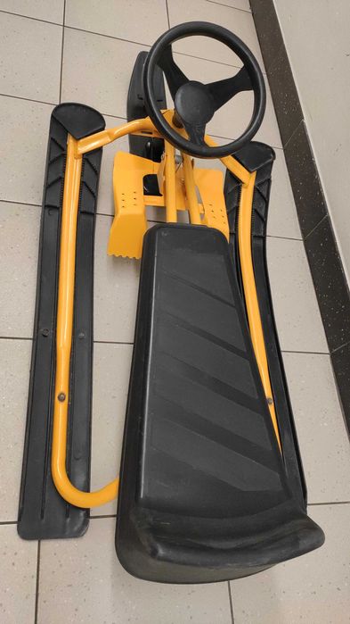 Nartosanki sanki metalowe z hamulcem nożnym i kierownicą