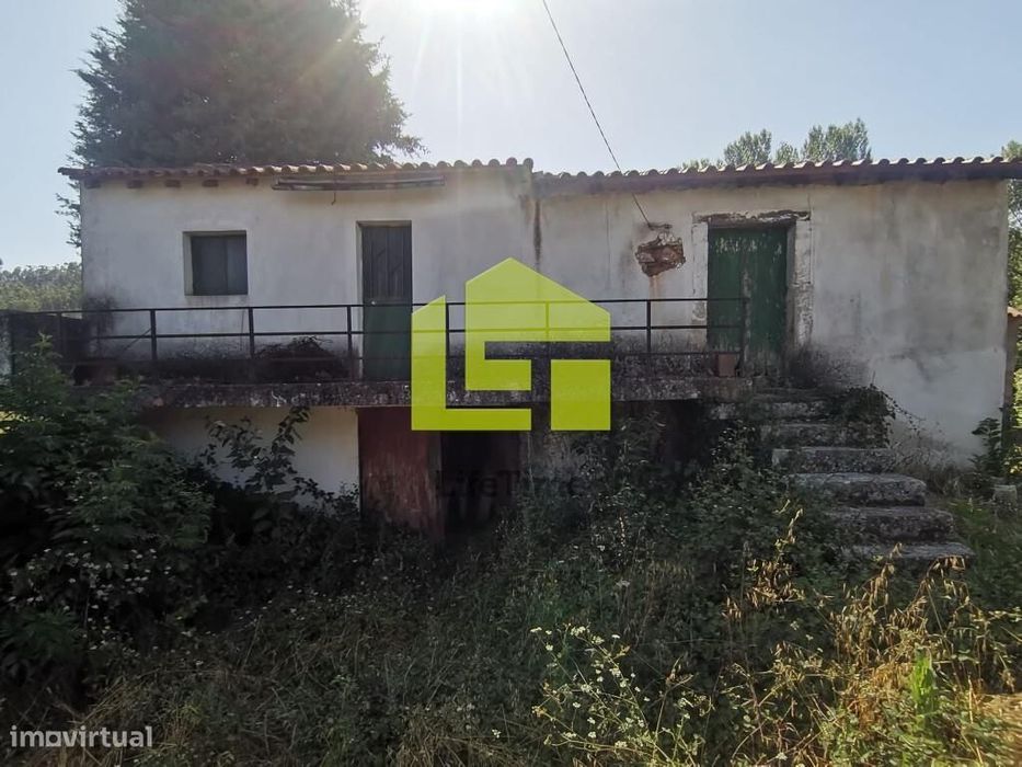 Moradia com Moinho Para Recuperar