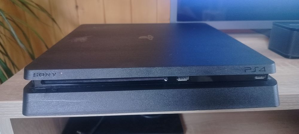 Konsola PS4 slim