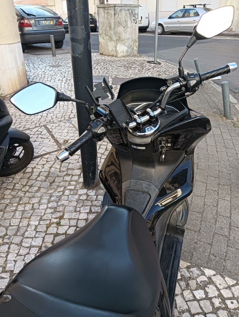 PCX 2019 preta e corrente