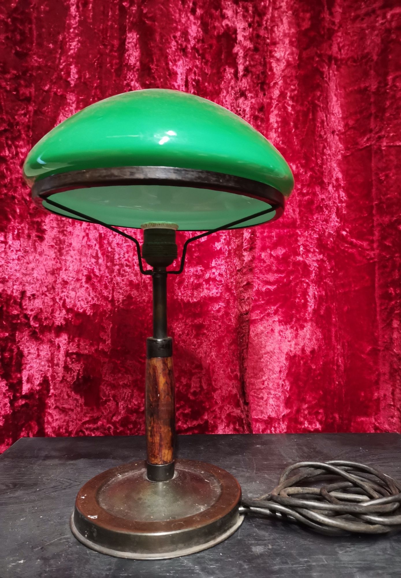 Настольная лампа с зелёным плафоном