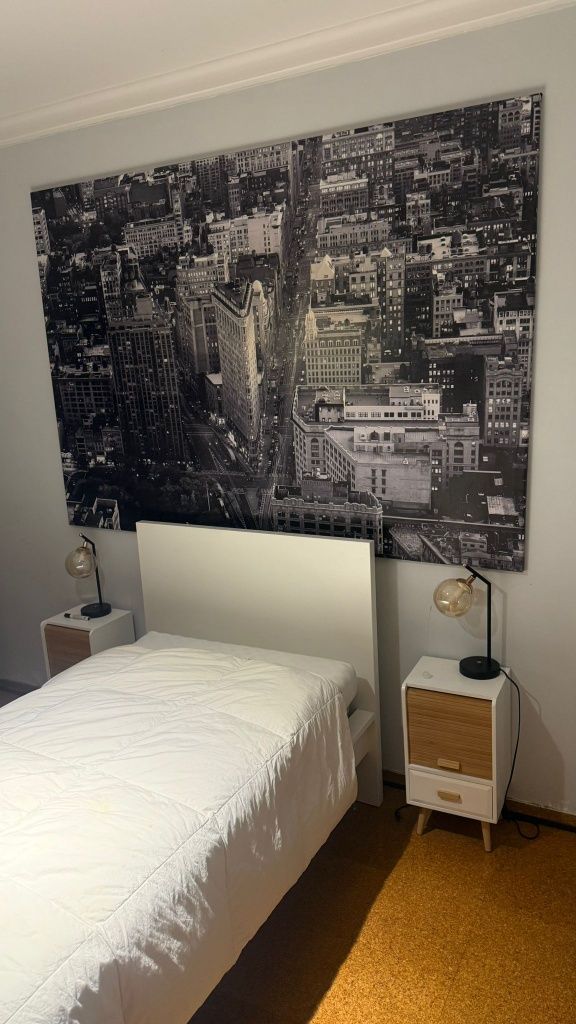 Cama com mesas de cabeceira e candeeiros