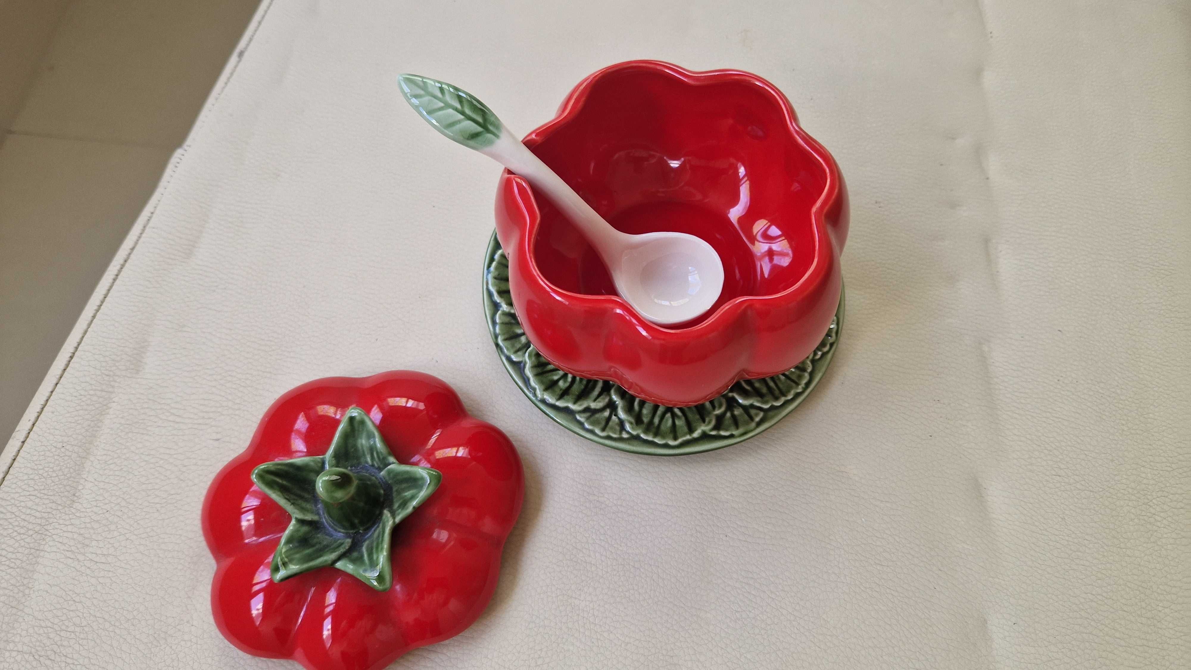 Açucareiro de louça em forma de tomate, com tampa e colher