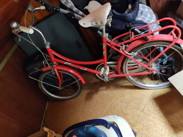 Bicicleta vermelha com cesto à frente